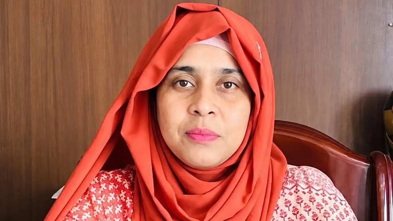 দেড় মিনিটে মন্ত্রীকে ৩৫ বার ‘স্যার’ বলা ইউএনও এবার নতুন বিতর্কে